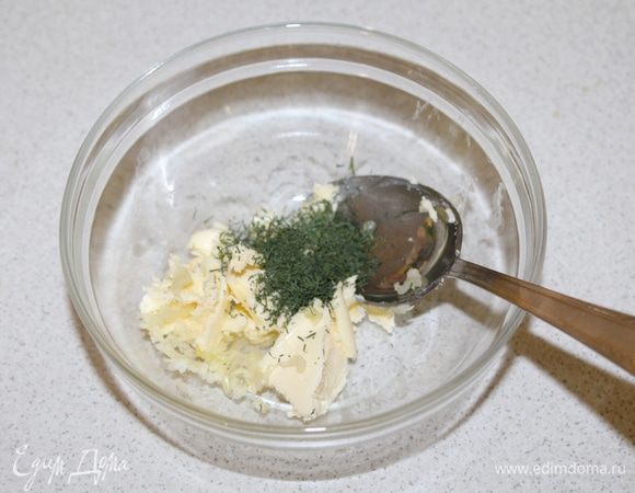 В мягкое масло пропустить чеснок через чеснокодавку и добавить мелко рубленный укроп, размешать.