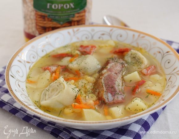 Опустить рулетики в кастрюлю, сварить до готовности. Разлить по тарелкам,  посыпать укропом.