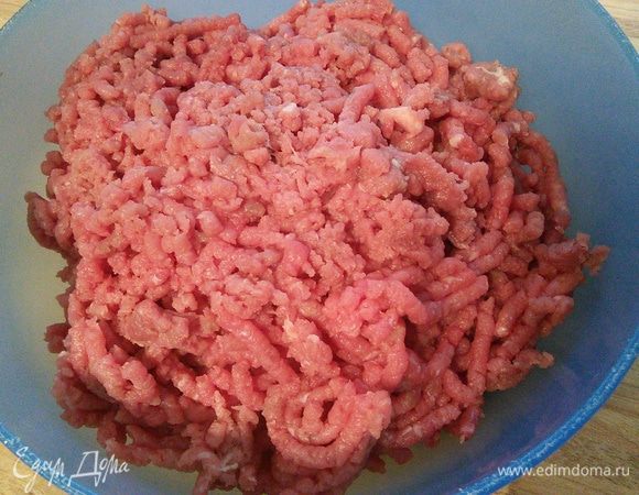 Фарш я сделала сама из постного кусочка говяжьей мякоти. Лук и чеснок очистить, мелко порубить. Также поступить с сельдереем и морковью. 