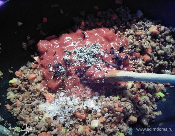 Добавить пассату, орегано, соль и перец. У меня вместо пассаты помидоры в собственном соку, а базилик сушеный. Перемешать. 