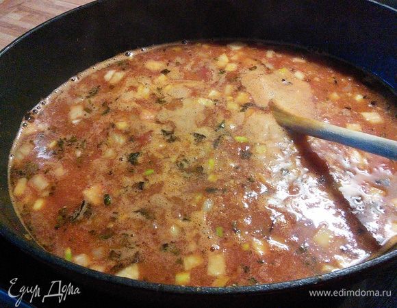 Влить бульон (у меня вода, но бульон лучше: подойдет овощной). Варить на среднем огне без крышки 10 мин., затем с крышкой еще 15 минут. Тем временем сварить любую пасту на ваш выбор (у меня фузили). Моцареллу нарезать кубиком, а пармезан натереть на очень крупной терке. Зелень на ваш вкус. 