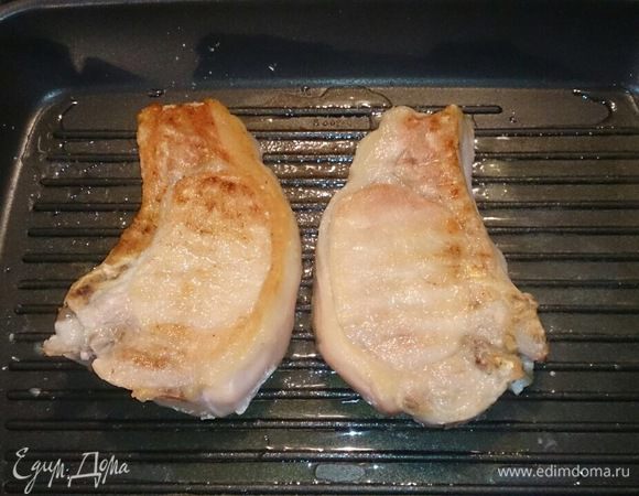 Обжариваем свиную корейку до красивых полосок 5–10 мин.