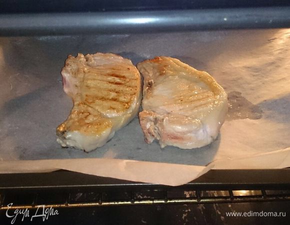 Ставим в духовку, разогретую до 180°С, на 15 минут.