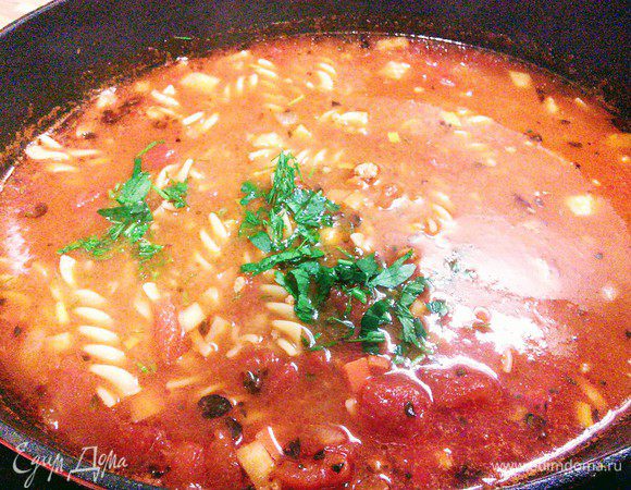 С пасты слить воду и выложить ее в готовый суп. Пасту важно сварить аль денте (недоварить минуты 3), иначе она в конечном итоге переварится. 