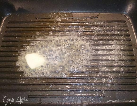 Растапливаем на сковороде сливочное масло.