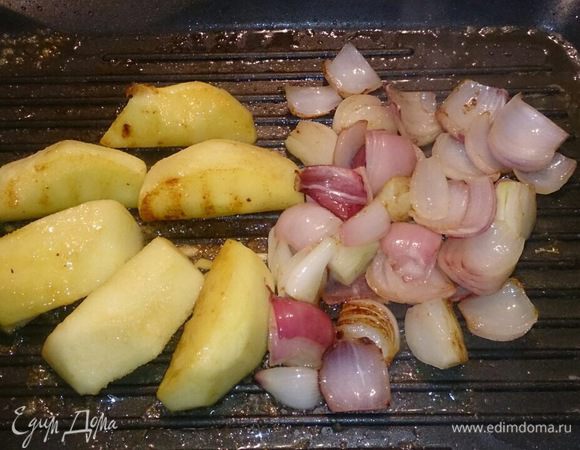 Обжариваем с добавлением коричневого сахара до красивых полосок яблоки и лук.