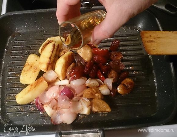 Вливаем коньяк.