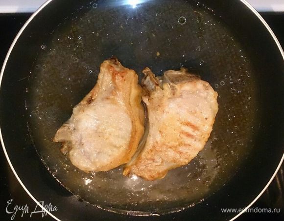 Тем временем корейку выкладываем на сковороду и наливаем яблочный сок.