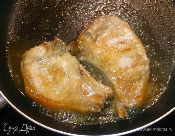 Тушим минут 10, и яблочный сок начинает загустевать.