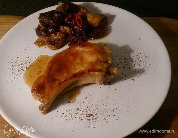 Выкладываем на тарелку чатни, корейку поливаем загустевшим яблочным соком, и обязательно молотый перец. Запахи жареного вяленого инжира и фиников перемешались с запахами корицы и гвоздики, острота чили, кисло-сладкая нотка яблок, пикантность печеного лука и аромат сливочного масла сделали гарнир просто потрясающим! Корейка за счет тушения в яблочном соке получилась очень мягкой, сочной, кисло-сладкой, ароматной. Вот такой получился вкусный рецептик! Всем приятного аппетита!