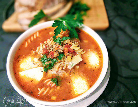 Суп готов. При подаче выложить в тарелку кусочки моцареллы и хлопья пармезана. В идеале свежий базилик, а у меня петрушка и чуть укропа. Можно сдобрить ложечкой сметаны. 