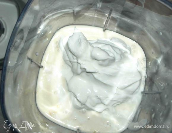 Бананы очищаем. Все ингредиенты отправляем в блендер.