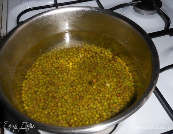 В кастрюле воду довести до кипения. Варить маш на медленном огне до готовности около 20 минут. Не солить! В соленой воде бобы не раскроются!