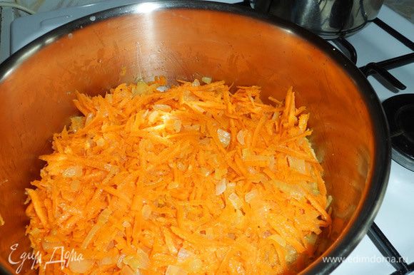 Добавить натертую на крупной терке морковь. Тушить до мягкости моркови.