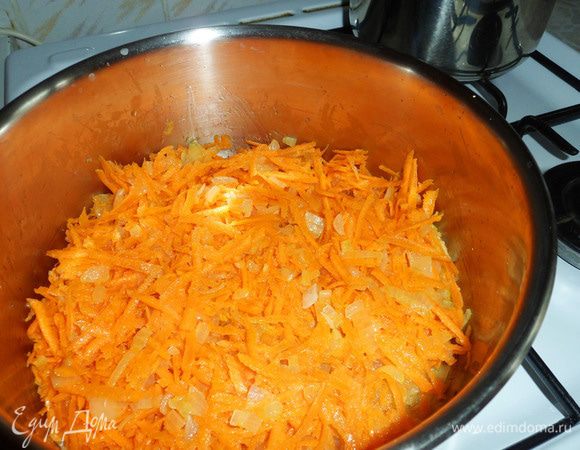 Добавить натертую на крупной терке морковь. Тушить до мягкости моркови.