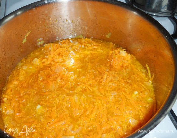 Влить сухое белое вино. Тушить на медленном огне минут 20.