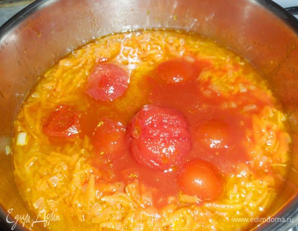Добавить томаты консервированные очищенные вместе с соком в кастрюлю. Прогреть.