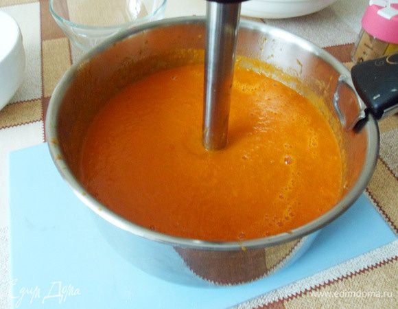 Снять с огня. Тщательно измельчить блендером. Посолить по вкусу.