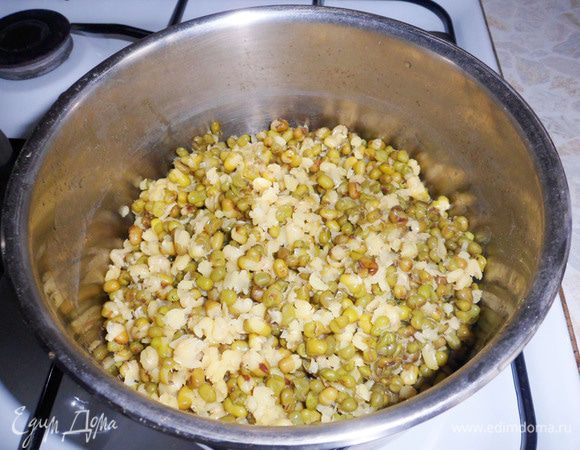 Маш готов. Воду отцедить через дуршлаг.