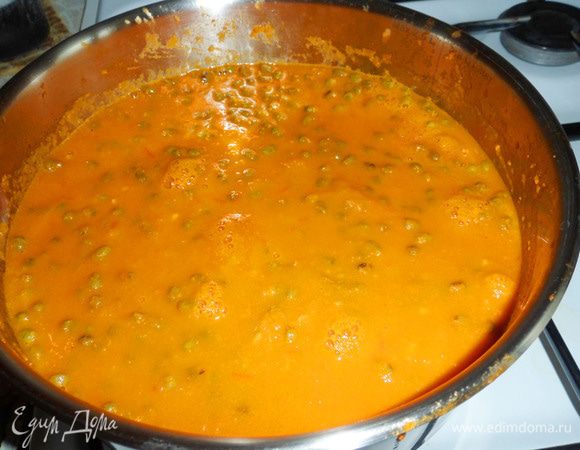 Всыпать в кастрюлю вареный маш, тертый мускатный орех, молотый имбирь и пропущенный через пресс чеснок. Довести до кипения, прогреть на медленном огне около 3 минут.