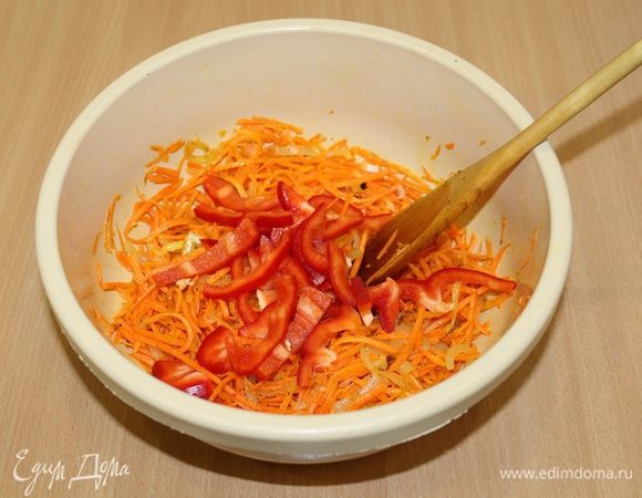 По вашему любимому рецепту приготовить морковь по-корейски, болгарский перец порезать соломкой, добавить к моркови.