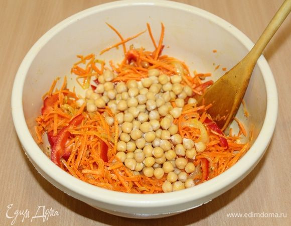 Добавить отваренный нут, посолить, поперчить по вкусу, если это необходимо.