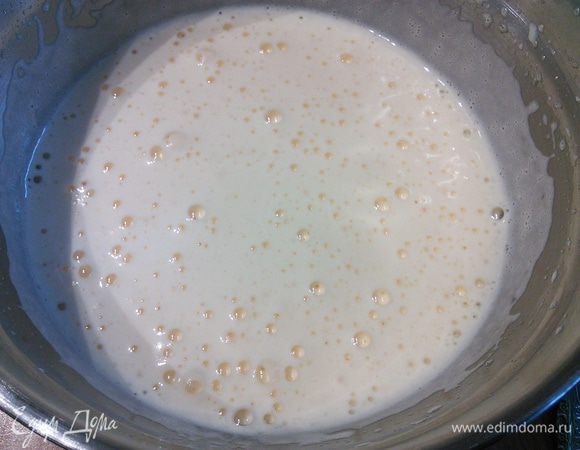 Яйца взбить с сахаром и щепоткой соли (желтки отделять от белков не надо!) до посветления, увеличения в объеме и кремовой консистенции. Яйца нужно взбивать в течении приблизительно 10 мин до образования устойчивой пышной, густой пены. 