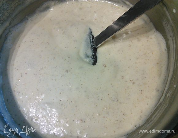 Аккуратно лопаточкой в несколько приемов ввести мучную смесь, вмешивая ее круговыми движениями сверху вниз. 