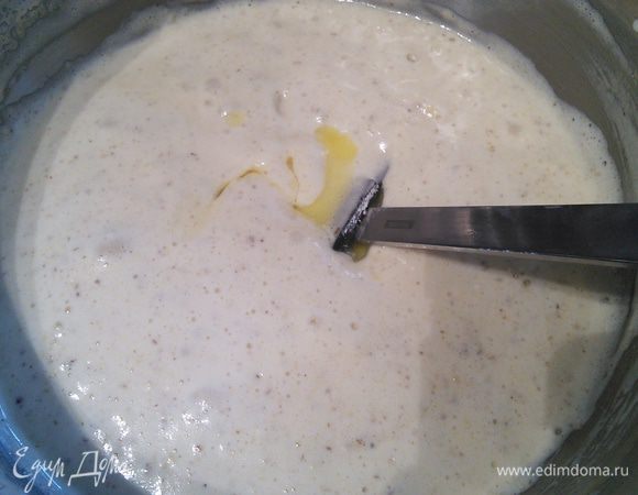 Ввести растопленное теплое, но не горячее сливочное масло и так же его вмешать в тесто. Проверьте все ли масло и мука тщательно вмешаны в тесто. 