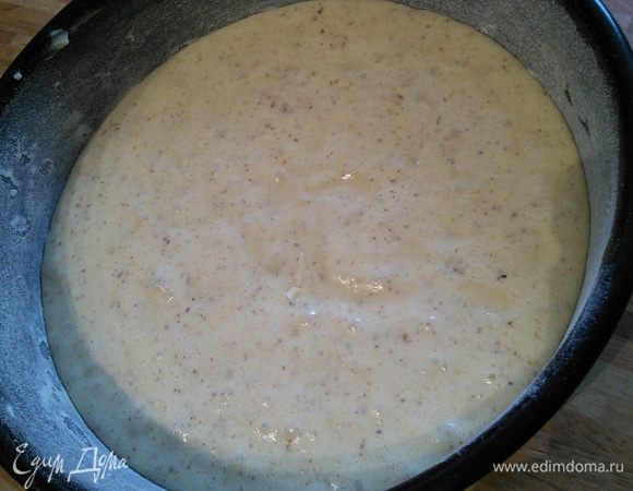 Выложить тесто в форму и выпекать в течении 20 мин. Проверьте на сухую палочку, если бисквит готов, выключите духовку и оставьте бисквит еще на 5 мин. 