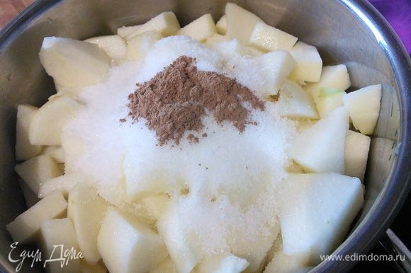 Для яблочного слоя очистить яблоки, порезать мелким кубиком, сложить в кастрюльку, всыпать сахар, корицу, размешать и разогреть.