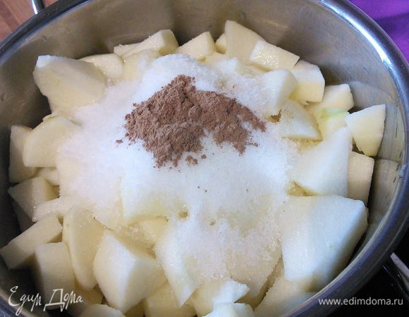 Для яблочного слоя очистить яблоки, порезать мелким кубиком, сложить в кастрюльку, всыпать сахар, корицу, размешать и разогреть. 