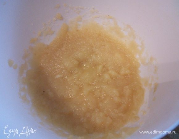 Яблоки довести до кипения, уменьшить огонь и тушить 5 мин. От общего количества яблок отложить 200 грамм в отдельную емкость и пюрировать погружным блендером (если у вас есть готовое яблочное пюре, используйте его). 