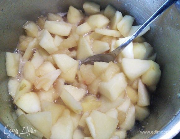 Отмерить яблочный сок. В отдельной миске смешать 4 ст. л. сока от общего количества с крахмалом. В оставшиеся яблоки влить сок, закипятить.