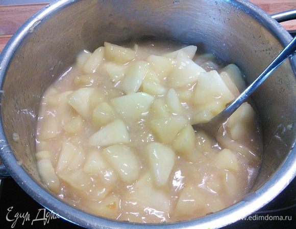 И заварить крахмалом. Просто влить размешанный крахмал и варить до загустения. Немного остудить. 