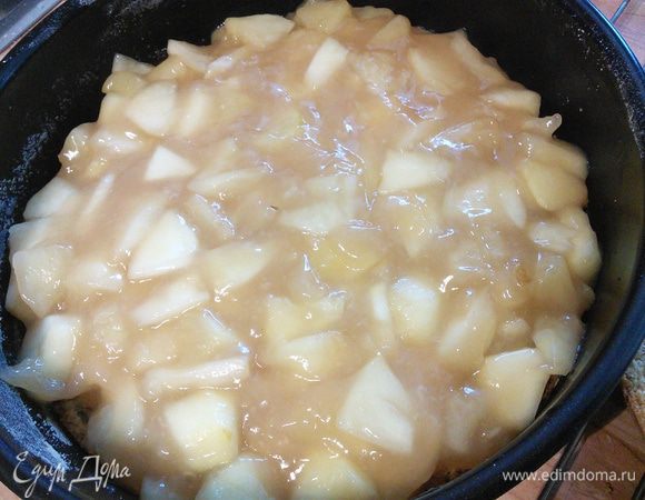 Установить вокруг коржа кольцо от формы. Корж сбрызнуть 3 ст. л. яблочного сока и выложить яблочный слой. 