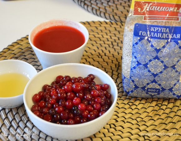 В сотейнике смешать клюкву и клюквенный морс или сок.