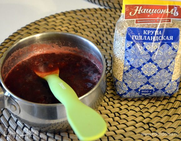 Довести сироп до кипения и варить, пока клюква не начнет лопаться. Снять с плиты, можно ложкой немного раздавить ягоды. Добавить мед, корицу и перемешать.