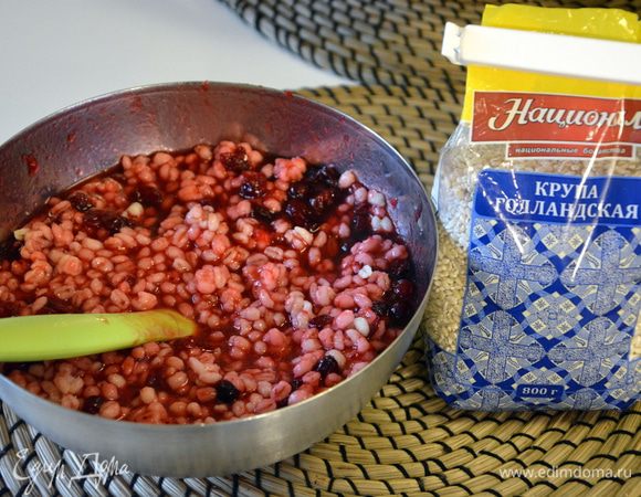 Вылить сироп в перловую крупу, перемешать и остудить. За это время крупа пропитается сиропом.