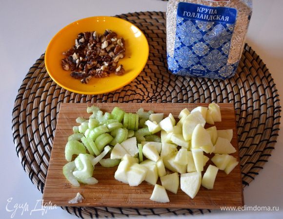 Грецкие орехи поджарить на сухой сковороде, в духовке или микроволновке. Сельдерей нарезать, яблоко почистить от кожуры и нарезать.