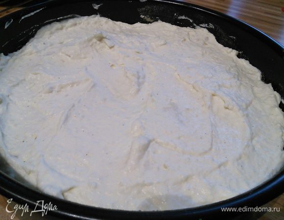 На яблочный слой выложить половину яблочного крема. 