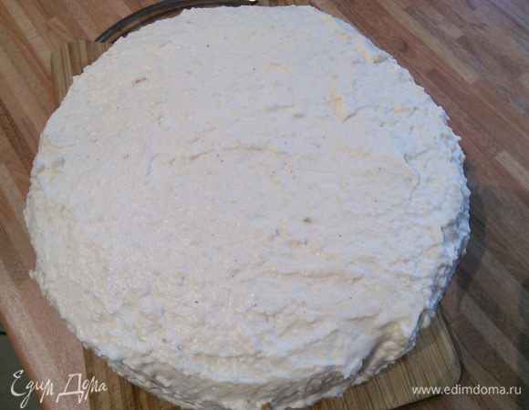 Накрыть вторым коржом, предварительно пропитав его 3 ложками яблочного сока. Вторую часть крема выложить сверху и обмазать им бока. 