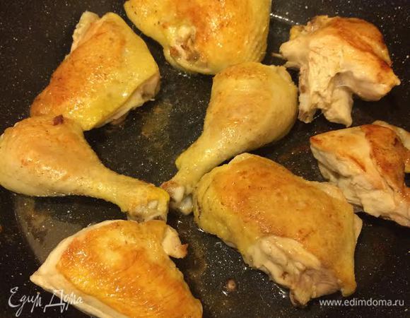 Курицу вымыть, обсушить бумажным полотенцем и обжарить на сковороде (без масла) до румяной корочки, затем налить немного кипятка, накрыть крышкой и жарить до готовности.