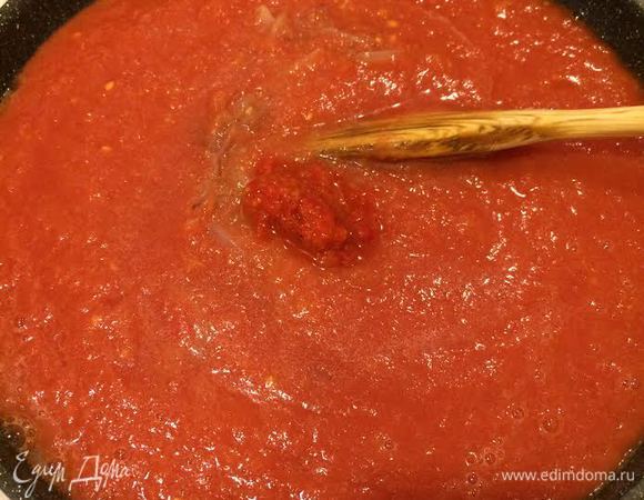 Помидоры пюрировать блендером. Добавить к луку помидоры, аджику, перемешать и тушить 3-4 минутки.