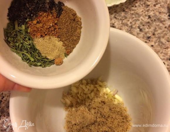 Чеснок мелко нарезать. Орехи измельчить в блендере. В ступке перетереть орехи, соль, чеснок и специи.