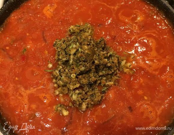 Добавить ореховую массу к помидорам, перемешать и тушить 2-3 минутки.