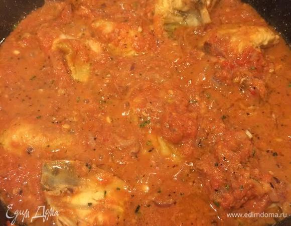 Залить помидорами курицу, перемешать, добавить соль, черный перец и тушить 5 минут.