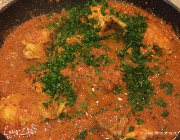 Затем добавить зелень, зеленый острый перец, перемешать и снять с огня.