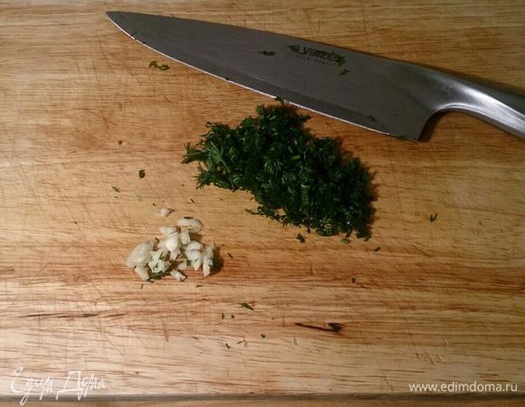 Рубим мелко укроп и зубчик чеснока.