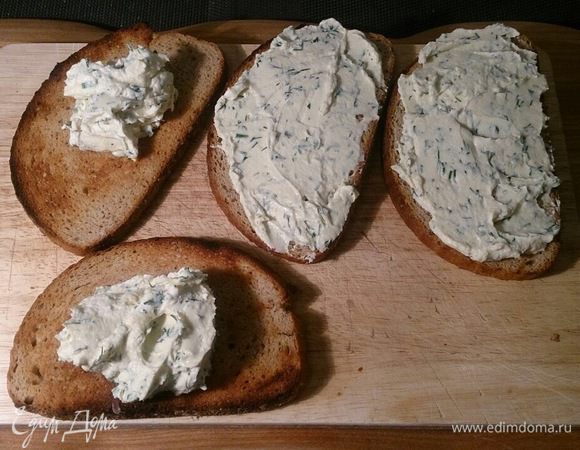 Намазываем получившейся массой подсушенный хлеб.